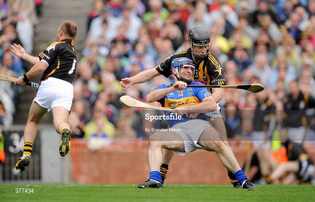 6 September 2009; JJ Delaney, Kilkenny, wrestles with Eoin Kelly, Tipperary, as Kilkenny goalkeeper PJ Ryan clears the danger. GAA Hurling All-Ireland Senior Championship Final, Kilkenny v Tipperary, Croke Park, Dublin. Picture credit: Brendan Moran / SPORTSFILE