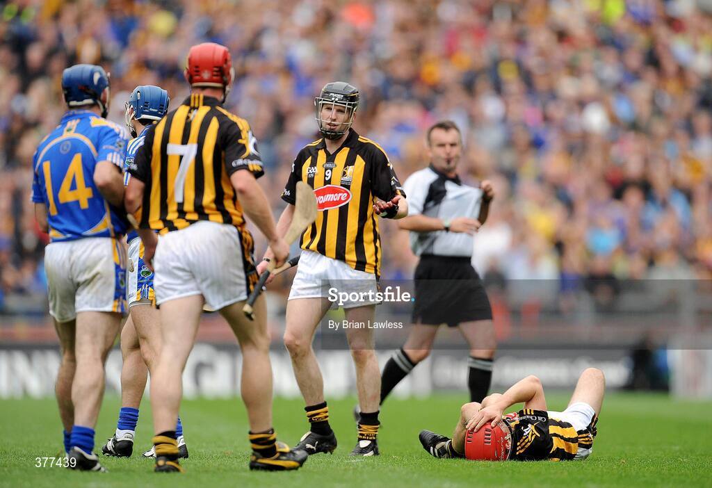 6 September 2009; Kilkenny's Tommy Walsh holds his head after a tackle from Tipperary's Benny Dunne who was subsequently shown the red card. GAA Hurling All-Ireland Senior Championship Final, Kilkenny v Tipperary, Croke Park, Dublin. Picture credit: Brian Lawless / SPORTSFILE
