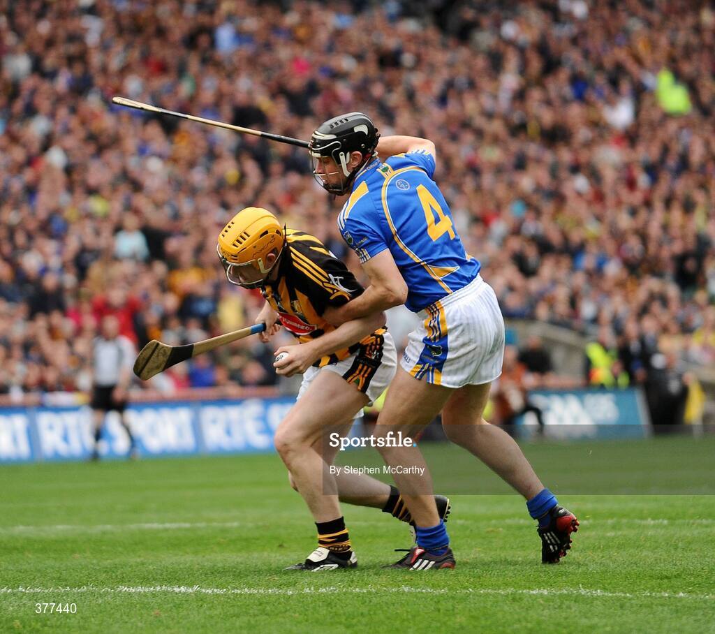 6 September 2009; Richie Power, Kilkenny, is held by Paul Curran, Tipperary, resulting in a penalty. GAA Hurling All-Ireland Senior Championship Final, Kilkenny v Tipperary, Croke Park, Dublin. Picture credit: Stephen McCarthy / SPORTSFILE