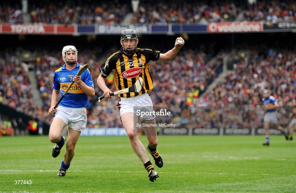 6 September 2009; Martin Comerford, Kilkenny, collects the sliothar on his way to scoring his side's second goal despite the attention of Brendan Maher, Tipperary. GAA Hurling All-Ireland Senior Championship Final, Kilkenny v Tipperary, Croke Park, Dublin. Picture credit: Stephen McCarthy / SPORTSFILE