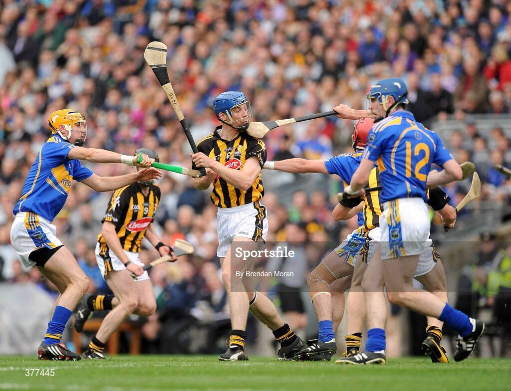 6 September 2009; Brian Hogan, Kilkenny, is put under pressure by Seamus Callanan and Pat Kerwick, Tipperary. GAA Hurling All-Ireland Senior Championship Final, Kilkenny v Tipperary, Croke Park, Dublin. Picture credit: Brendan Moran / SPORTSFILE