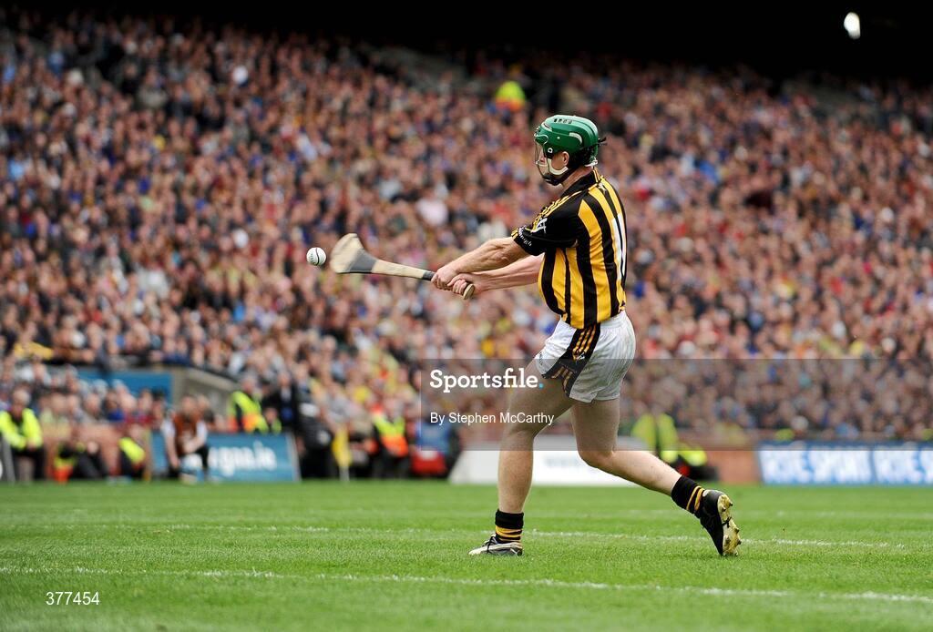 6 September 2009; Henry Shefflin, Kilkenny, shoots to score his side's first goal from a penalty. GAA Hurling All-Ireland Senior Championship Final, Kilkenny v Tipperary, Croke Park, Dublin. Picture credit: Stephen McCarthy / SPORTSFILE