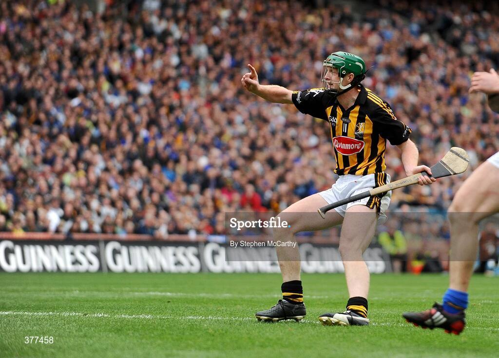 6 September 2009; Henry Shefflin, Kilkenny, celebrates after scoring his side's first goal from a penalty. GAA Hurling All-Ireland Senior Championship Final, Kilkenny v Tipperary, Croke Park, Dublin. Picture credit: Stephen McCarthy / SPORTSFILE