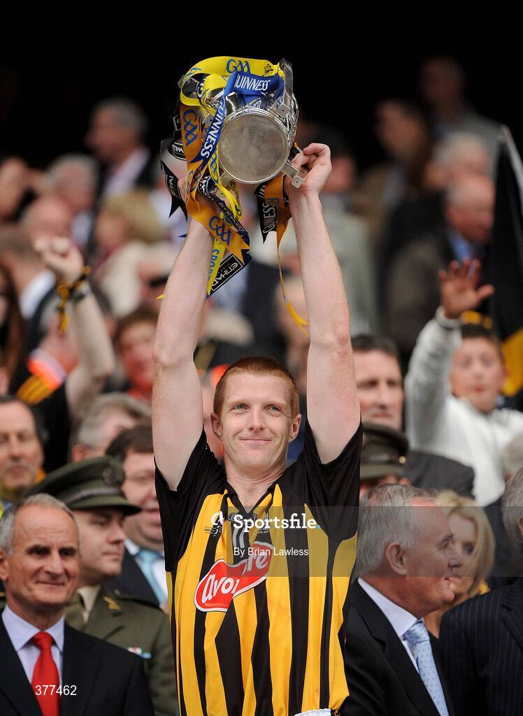 6 September 2009; Kilkenny's Henry Shefflin lifts the Liam MacCarthy cup. GAA Hurling All-Ireland Senior Championship Final, Kilkenny v Tipperary, Croke Park, Dublin. Picture credit: Brian Lawless / SPORTSFILE
