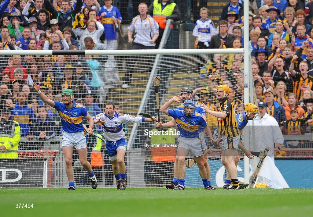 6 September 2009; Tipperary players protest to referee Diarmuid Kirwan after he awarded Kilkenny a penalty in the second half. The penalty was subsequently scored by Henry Shefflin for his side's first goal. GAA Hurling All-Ireland Senior Championship Final, Kilkenny v Tipperary, Croke Park, Dublin. Picture credit: Brian Lawless / SPORTSFILE