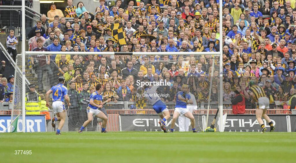6 September 2009; Henry Shefflin, Kilkenny, 11, scores a second half penalty. GAA Hurling All-Ireland Senior Championship Final, Kilkenny v Tipperary, Croke Park, Dublin. Picture credit: Oliver McVeigh / SPORTSFILE