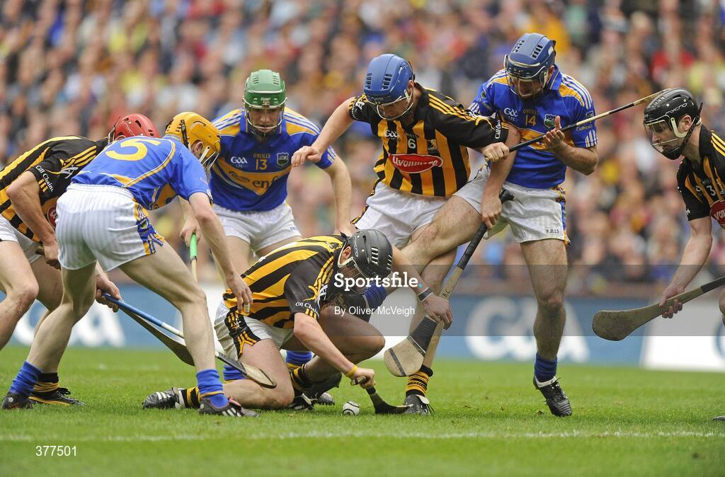 6 September 2009; Jackie Tyrrell, Kilkenny, supported by Brian Hogan in action against Lar Corbett, Noel McGrath and Eoin Kelly, Tipperary. GAA Hurling All-Ireland Senior Championship Final, Kilkenny v Tipperary, Croke Park, Dublin. Picture credit: Oliver McVeigh / SPORTSFILE