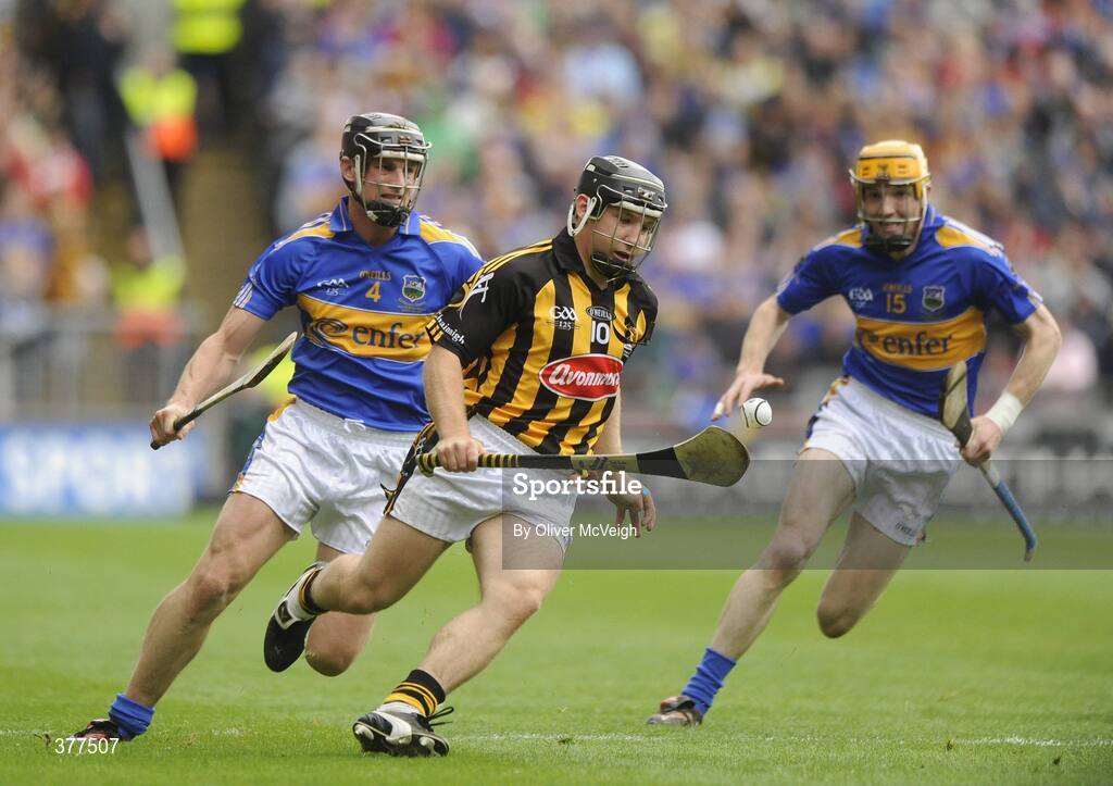 6 September 2009; Richie Hogan, Kilkenny, in action against Paul Curran and Lar Corbett, Tipperary. GAA Hurling All-Ireland Senior Championship Final, Kilkenny v Tipperary, Croke Park, Dublin. Picture credit: Oliver McVeigh / SPORTSFILE