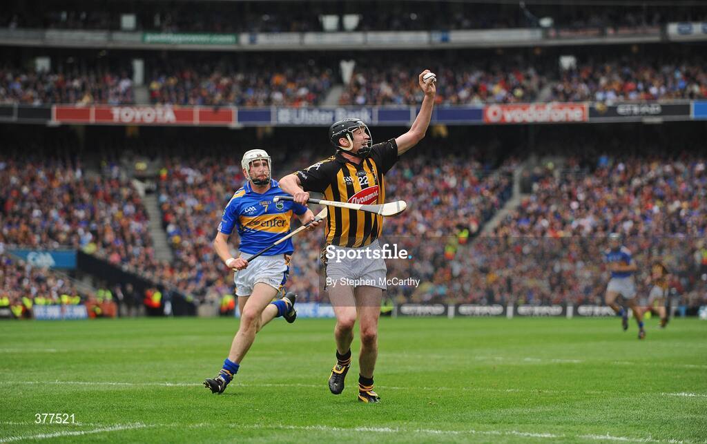 6 September 2009; Martin Comerford, Kilkenny, collects the sliothar on his way to scoring his side's second goal despite the attention of Brendan Maher, Tipperary. GAA Hurling All-Ireland Senior Championship Final, Kilkenny v Tipperary, Croke Park, Dublin. Picture credit: Stephen McCarthy / SPORTSFILE