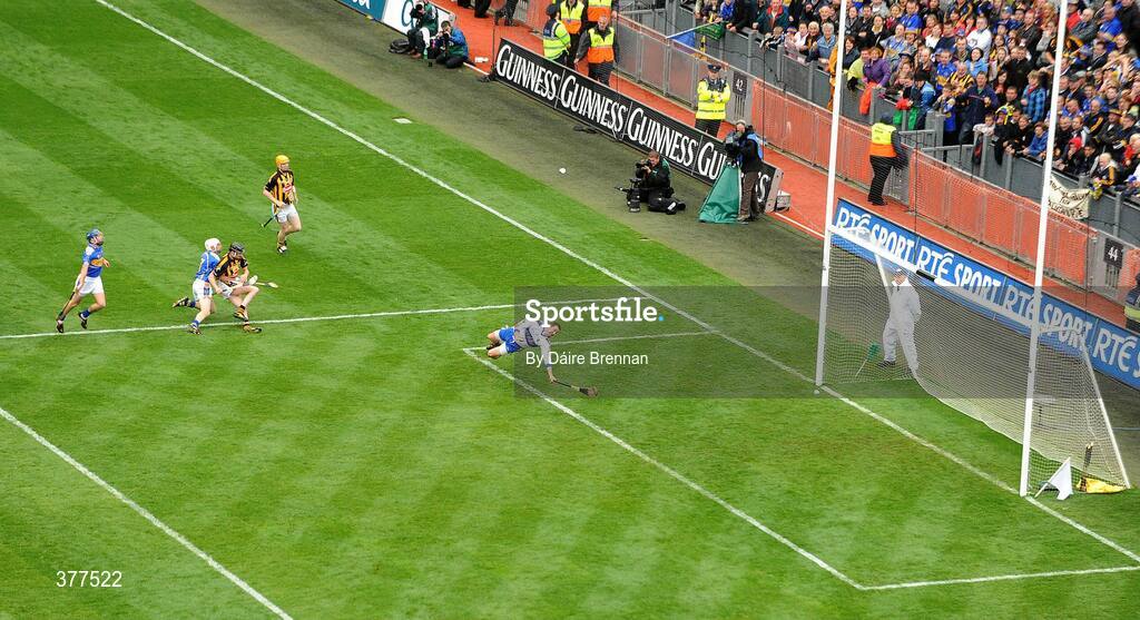 6 September 2009; Martin Comerford, Kilkenny, scores his side's second goal. GAA Hurling All-Ireland Senior Championship Final, Kilkenny v Tipperary, Croke Park, Dublin. Picture credit: Daire Brennan / SPORTSFILE