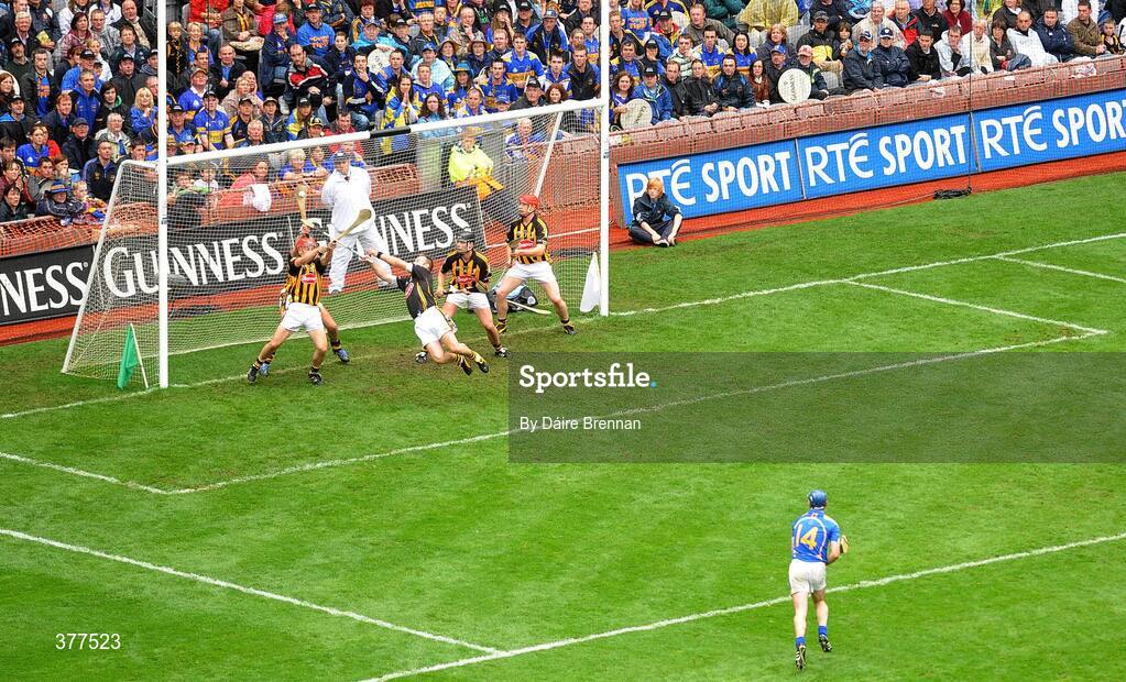 6 September 2009; Eoin Kelly, Tipperary, has his free saved on the line by JJ Delaney, Kilkenny. GAA Hurling All-Ireland Senior Championship Final, Kilkenny v Tipperary, Croke Park, Dublin. Picture credit: Daire Brennan / SPORTSFILE