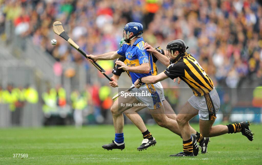 6 September 2009; Eoin Kelly, Tipperary, in action against Eddie Brennan and J.J. Delaney, Kilkenny. GAA Hurling All-Ireland Senior Championship Final, Kilkenny v Tipperary, Croke Park, Dublin. Picture credit: Ray McManus / SPORTSFILE