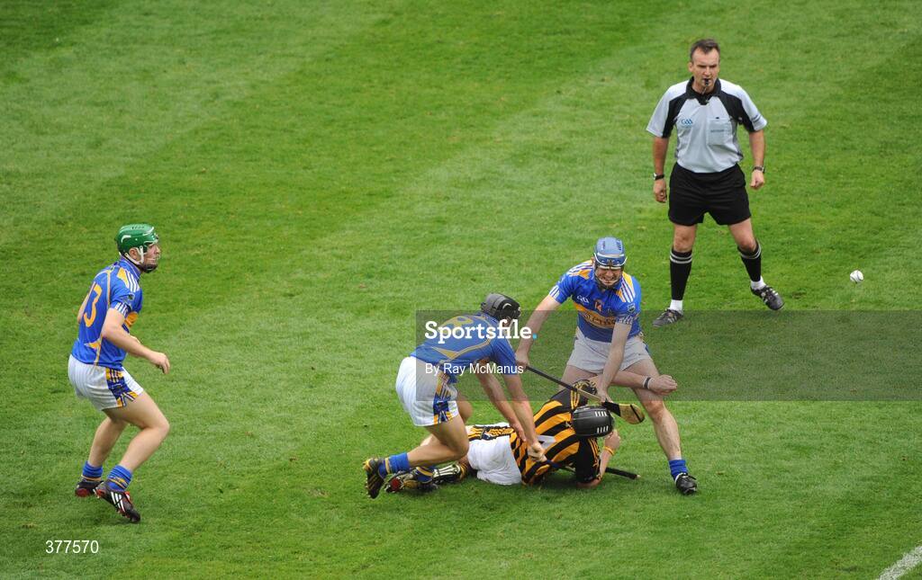6 September 2009; Referee Diarmuid Kirwan looks on as Jackie Tyrrell, Kilkenny, clears under pressure from Tipperary players Noel McGrath, left, James Woodlock and Eoin Kelly. GAA Hurling All-Ireland Senior Championship Final, Kilkenny v Tipperary, Croke Park, Dublin. Picture credit: Ray McManus / SPORTSFILE