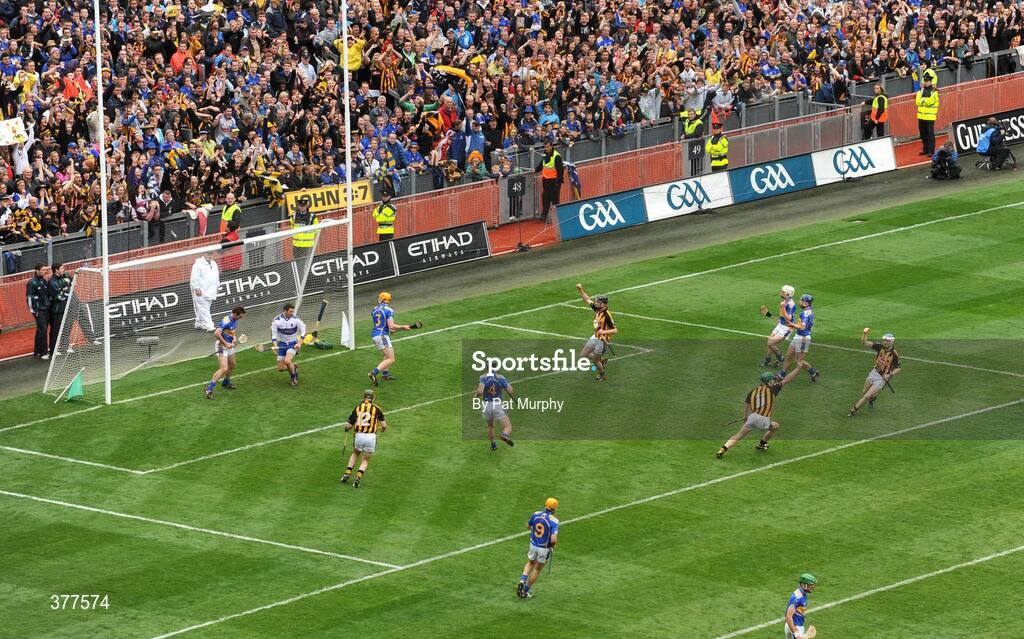 6 September 2009; Henry Shefflin, Kilkenny, turns away in celebration after scoring from the penalty spot. GAA Hurling All-Ireland Senior Championship Final, Kilkenny v Tipperary, Croke Park, Dublin. Picture credit: Pat Murphy / SPORTSFILE