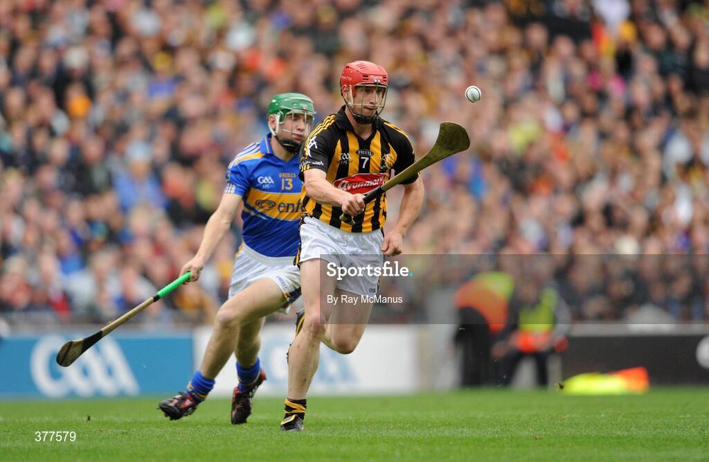 6 September 2009; John Tennyson, Kilkenny, in action against Noel McGrath, Tipperary. GAA Hurling All-Ireland Senior Championship Final, Kilkenny v Tipperary, Croke Park, Dublin. Picture credit: Ray McManus / SPORTSFILE