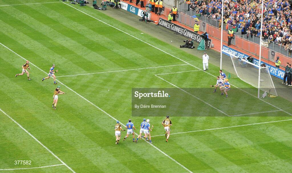 6 September 2009; Henry Shefflin, Kilkenny, scores his side's first goal from a penalty. GAA Hurling All-Ireland Senior Championship Final, Kilkenny v Tipperary, Croke Park, Dublin. Picture credit: Daire Brennan / SPORTSFILE