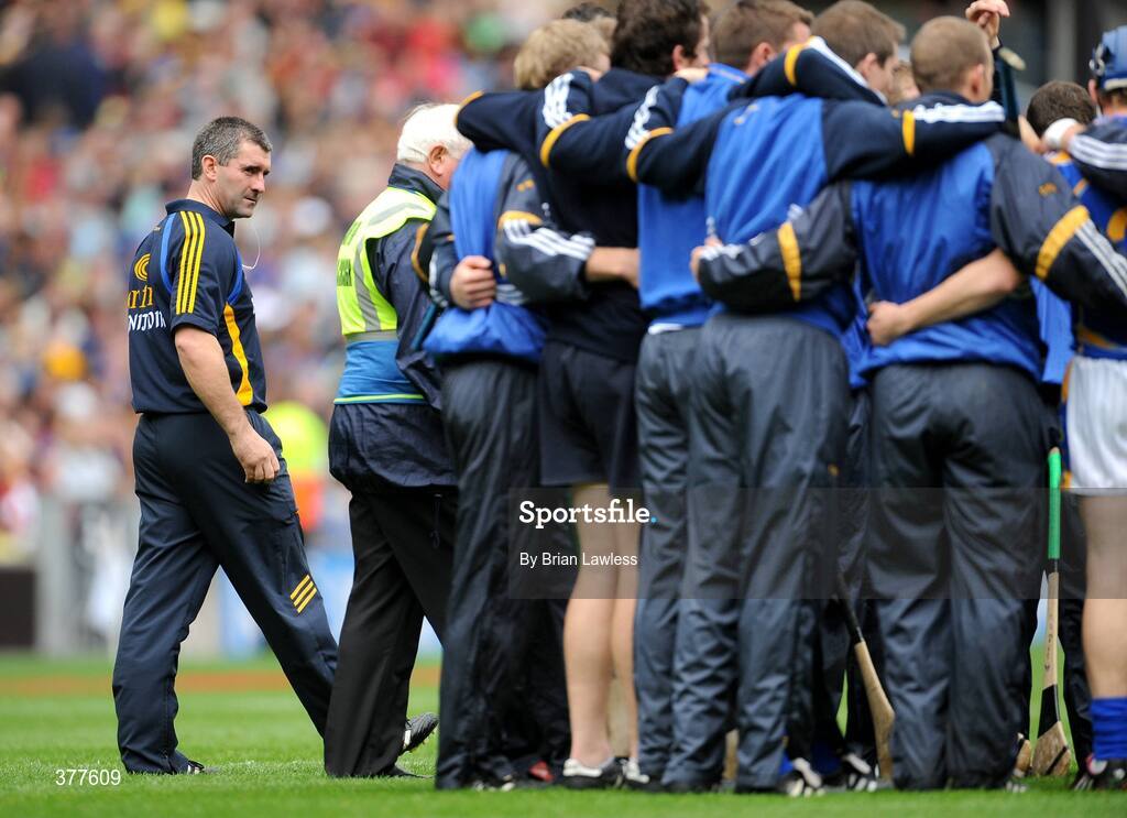 6 September 2009; Tipperary manager Liam Sheedy watches his players huddle before the match. GAA Hurling All-Ireland Senior Championship Final, Kilkenny v Tipperary, Croke Park, Dublin. Picture credit: Brian Lawless / SPORTSFILE
