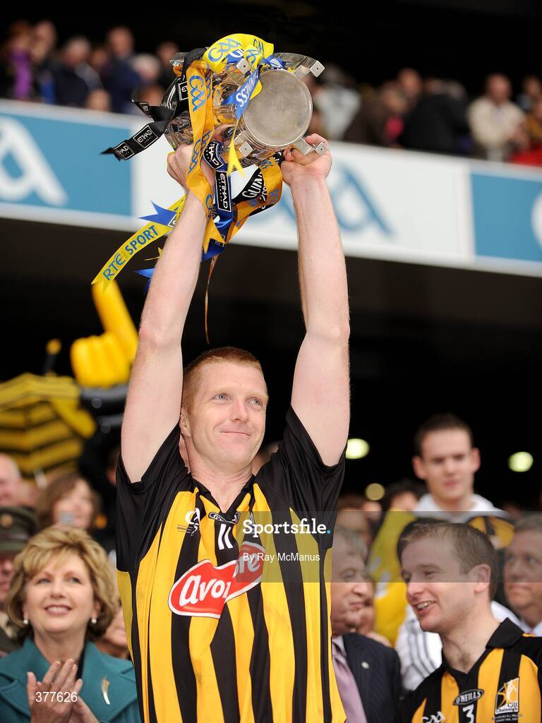 6 September 2009; Kikenny's Henry Shefflin lifts the Liam MacCarthy Cup. GAA Hurling All-Ireland Senior Championship Final, Kilkenny v Tipperary, Croke Park, Dublin. Picture credit: Ray McManus / SPORTSFILE