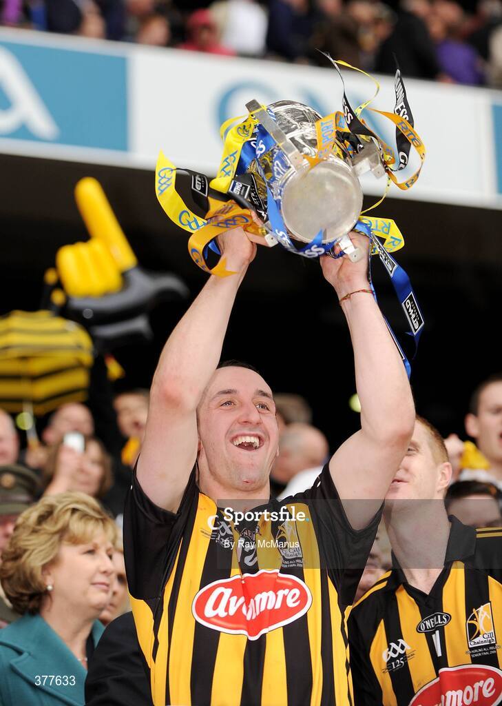 6 September 2009; Kikenny's Eoin Larkin lifts the Liam MacCarthy Cup. GAA Hurling All-Ireland Senior Championship Final, Kilkenny v Tipperary, Croke Park, Dublin. Picture credit: Ray McManus / SPORTSFILE