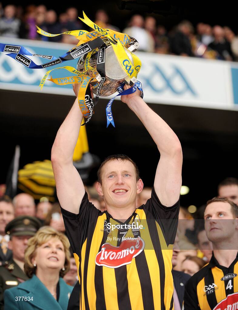 6 September 2009; Kikenny's John Tennyson lifts the Liam MacCarthy Cup. GAA Hurling All-Ireland Senior Championship Final, Kilkenny v Tipperary, Croke Park, Dublin. Picture credit: Ray McManus / SPORTSFILE
