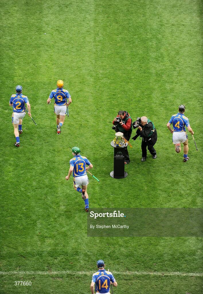 6 September 2009; Tipperary make their way onto the pitch. GAA Hurling All-Ireland Senior Championship Final, Kilkenny v Tipperary, Croke Park, Dublin. Picture credit: Stephen McCarthy / SPORTSFILE