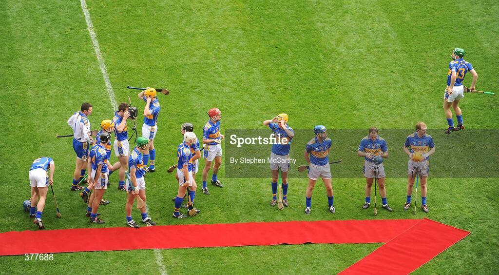 6 September 2009; The Tipperary players prepare for the pre-match parade. GAA Hurling All-Ireland Senior Championship Final, Kilkenny v Tipperary, Croke Park, Dublin. Picture credit: Stephen McCarthy / SPORTSFILE