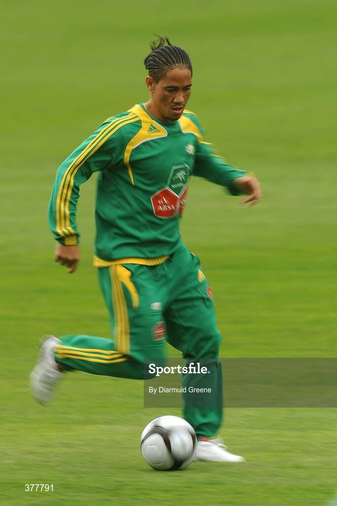 7 September 2009; South Africa's Steven Pienaar in action during squad training ahead of their International friendly match against the Republic of Ireland on Tuesday. Thomond Park, Limerick. Picture credit: Diarmuid Greene / SPORTSFILE