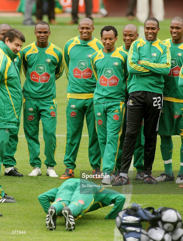 7 September 2009; South Africa players watch team-mate Mabhudi Khenyeza doing push-ups during squad training ahead of their International friendly match against the Republic of Ireland on Tuesday. Thomond Park, Limerick. Picture credit: Diarmuid Greene / SPORTSFILE
