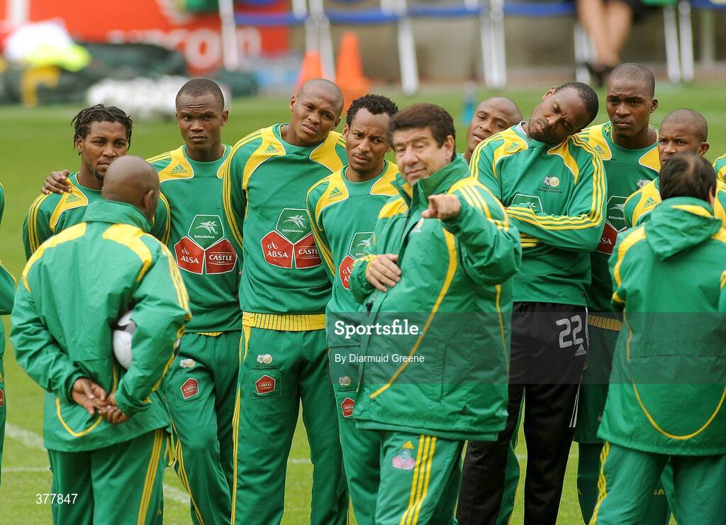 7 September 2009; South Africa players gather together in the rain during squad training ahead of their International friendly match against the Republic of Ireland on Tuedsay. Thomond Park, Limerick. Picture credit: Diarmuid Greene / SPORTSFILE