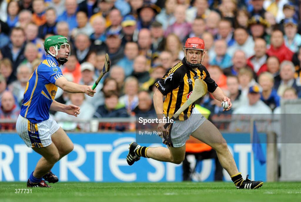 6 September 2009; Tommy Walsh, Kilkenny, in action against Noel McGrath, Tipperary. GAA Hurling All-Ireland Senior Championship Final, Kilkenny v Tipperary, Croke Park, Dublin. Picture credit: Ray Ryan / SPORTSFILE