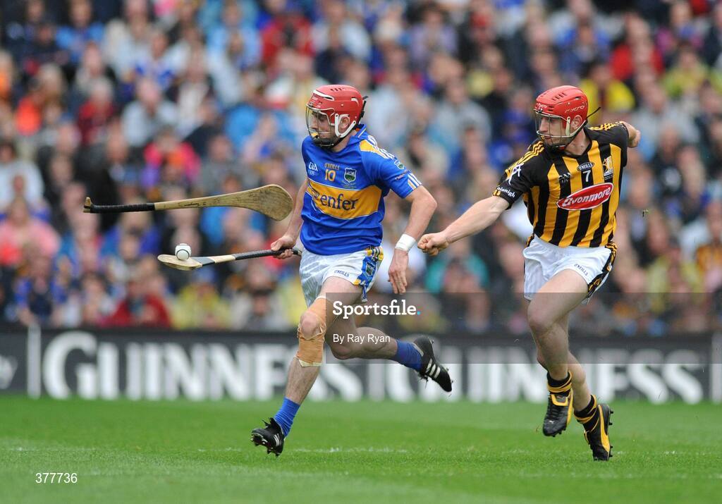 6 September 2009; John Tennyson, Kilkenny, loses his hurley as he attempts to dispossess Pat Kerwick, Tipperary. GAA Hurling All-Ireland Senior Championship Final, Kilkenny v Tipperary, Croke Park, Dublin. Picture credit: Ray Ryan / SPORTSFILE