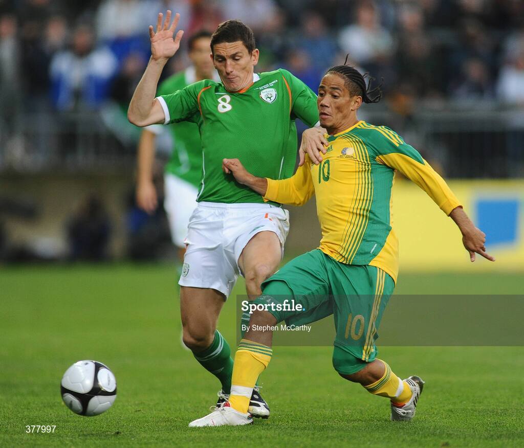 8 September 2009; Keith Andrews, Republic of Ireland, in action against Steven Pienaar, South Africa. International Friendly, Republic of Ireland v South Africa, Thomond Park, Limerick. Picture Credit: Stephen McCarthy / SPORTSFILE