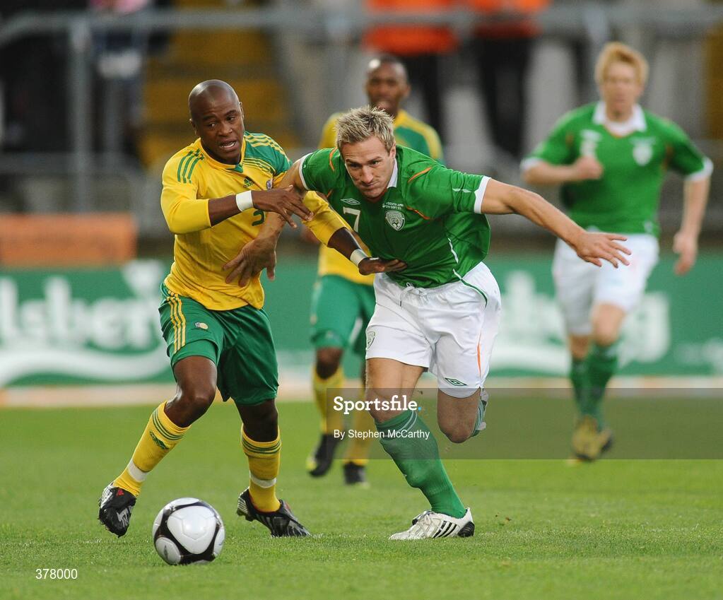 8 September 2009; Keith Andrews, Republic of Ireland, in action against Tsepo Masilela, South Africa. International Friendly, Republic of Ireland v South Africa, Thomond Park, Limerick. Picture Credit: Stephen McCarthy / SPORTSFILE