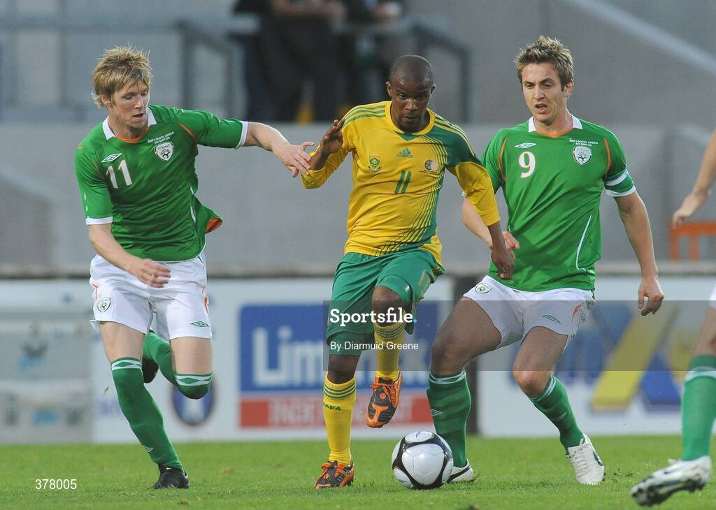 8 September 2009; Elrio Van Heerden, South Africa, in action against Andy Keogh, left, and Kevin Doyle, Republic of Ireland. International Friendly, Republic of Ireland v South Africa, Thomond Park, Limerick. Picture Credit: Diarmuid Greene / SPORTSFILE