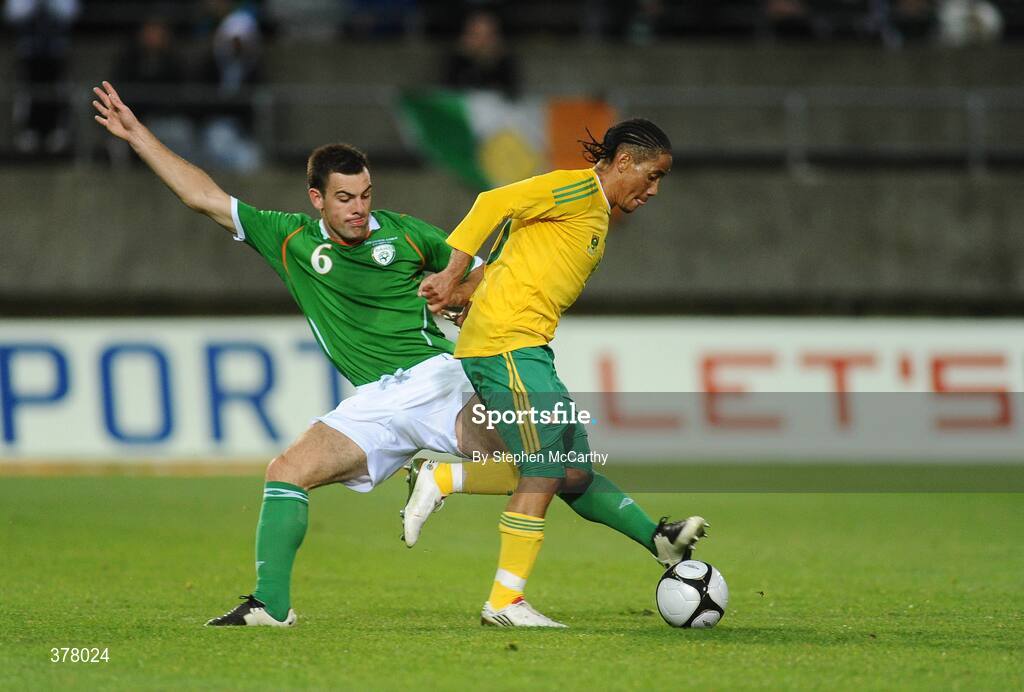 8 September 2009; Darron Gibson, Republic of Ireland, in action against Steven Pienaar, South Africa. International Friendly, Republic of Ireland v South Africa, Thomond Park, Limerick. Picture Credit: Stephen McCarthy / SPORTSFILE