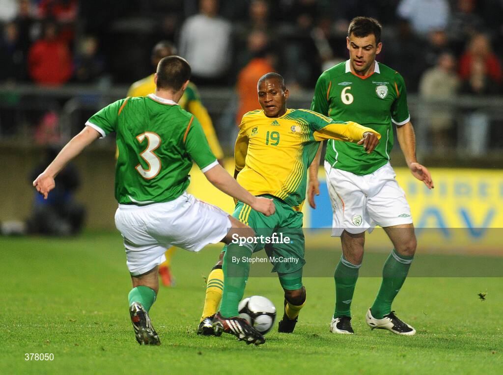 8 September 2009; Eddie Nolan, Republic of Ireland, in action against Richard Henyekane, South Africa. International Friendly, Republic of Ireland v South Africa, Thomond Park, Limerick. Picture Credit: Stephen McCarthy / SPORTSFILE