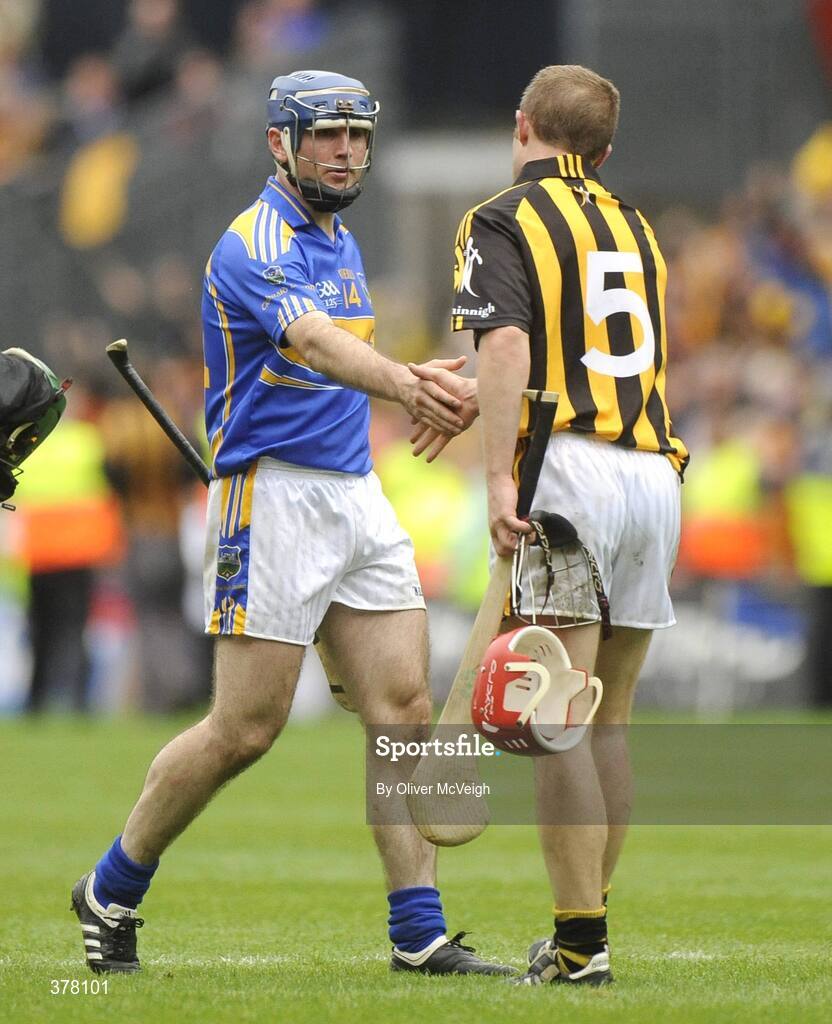 6 September 2009; Tommy Walsh, Kilkenny, shakes hands with Eoin Kelly, Tipperary, after the game. GAA Hurling All-Ireland Senior Championship Final, Kilkenny v Tipperary, Croke Park, Dublin. Picture credit: Oliver McVeigh / SPORTSFILE