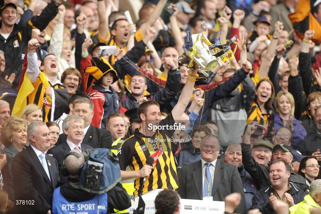 6 September 2009; Kilkenny captain Michael Fennelly holds aloft the Liam MacCarthy cup. GAA Hurling All-Ireland Senior Championship Final, Kilkenny v Tipperary, Croke Park, Dublin. Picture credit: Oliver McVeigh / SPORTSFILE