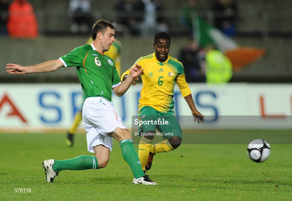 8 September 2009; Darron Gibson, Republic of Ireland, in action against Clifford Ngobeni, South Africa. International Friendly, Republic of Ireland v South Africa, Thomond Park, Limerick. Picture credit: Stephen McCarthy / SPORTSFILE