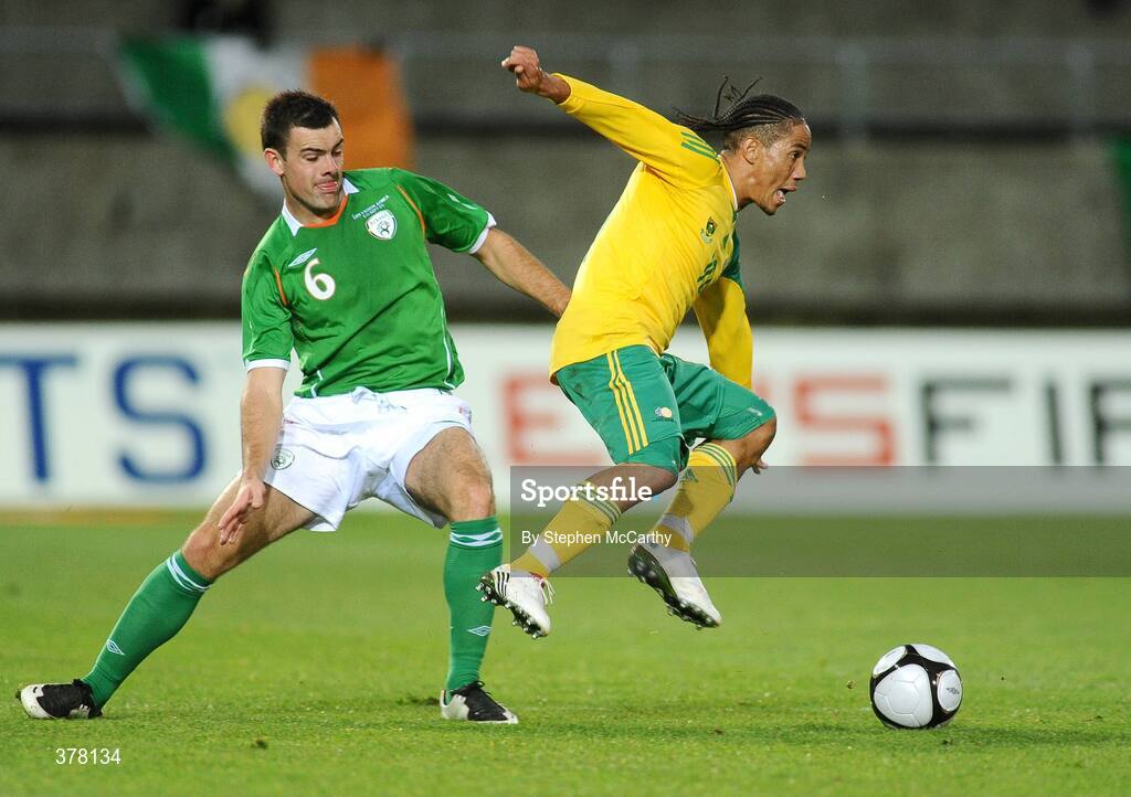 8 September 2009; Steven Pienaar, South Africa, in action against Darron Gibson, Republic of Ireland. International Friendly, Republic of Ireland v South Africa, Thomond Park, Limerick. Picture credit: Stephen McCarthy / SPORTSFILE