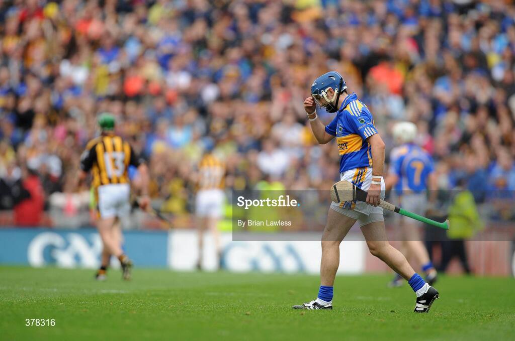6 September 2009; Tippeary's Benny Dunne leaves the field having been shown the red card by referee Diarmuid Kirwan. GAA Hurling All-Ireland Senior Championship Final, Kilkenny v Tipperary, Croke Park, Dublin. Picture credit: Brian Lawless / SPORTSFILE