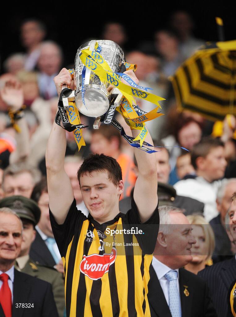 6 September 2009; Kilkenny's, T.J. Reid, lifts the Liam MacCarthy cup. GAA Hurling All-Ireland Senior Championship Final, Kilkenny v Tipperary, Croke Park, Dublin. Picture credit: Brian Lawless / SPORTSFILE