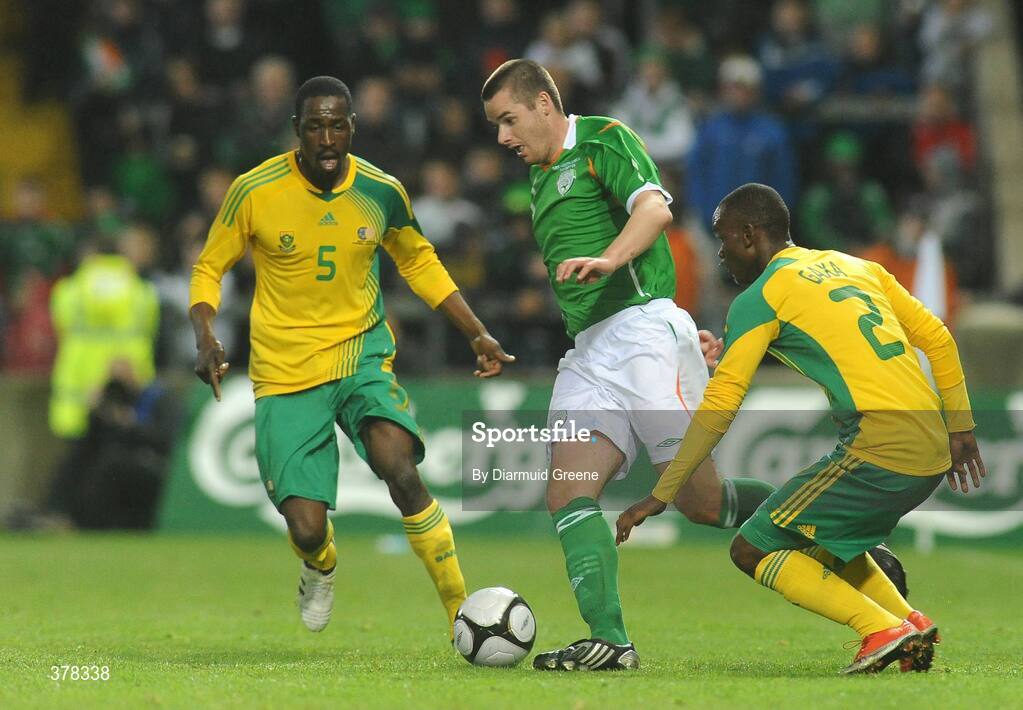 8 September 2009; Eddie Nolan, Republic of Ireland, in action against Benson Mhlongo, left, and Siboniso Gaxa, South Africa. International Friendly, Republic of Ireland v South Africa, Thomond Park, Limerick. Picture Credit: Diarmuid Greene / SPORTSFILE