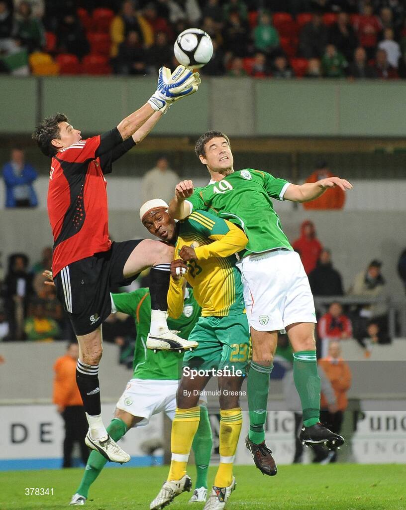 8 September 2009; Darren O'Dea, Republic of Ireland, in action against Rowen Fernandez, and Morgan Gould, 23, South Africa. International Friendly, Republic of Ireland v South Africa, Thomond Park, Limerick. Picture Credit: Diarmuid Greene / SPORTSFILE