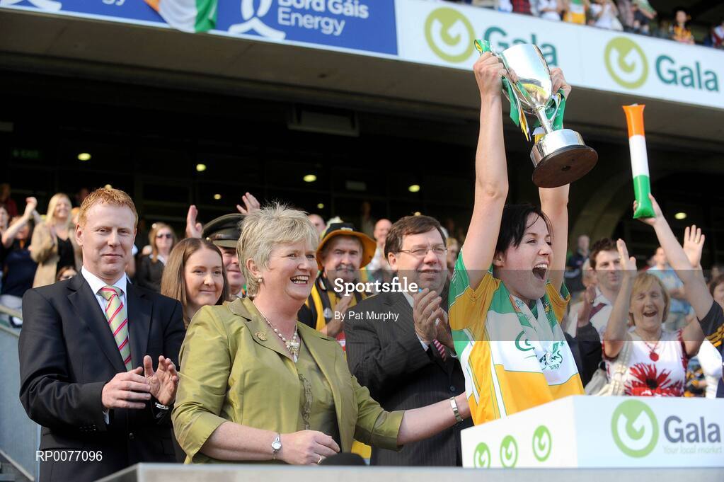 13 September 2009; Offaly captain Marion Crean, lifts the New Ireland trophy, alongside President of the Camogie Association Joan O'Flynn, Gary Desmond, CEO of Gala, Sinead O'Connor, Ard Stuirthoir, and An Taoiseach Brian Cowen T.D. after the Gala All-Ireland Camogie Championship Finals. Croke Park, Dublin. Picture credit: Pat Murphy / SPORTSFILE