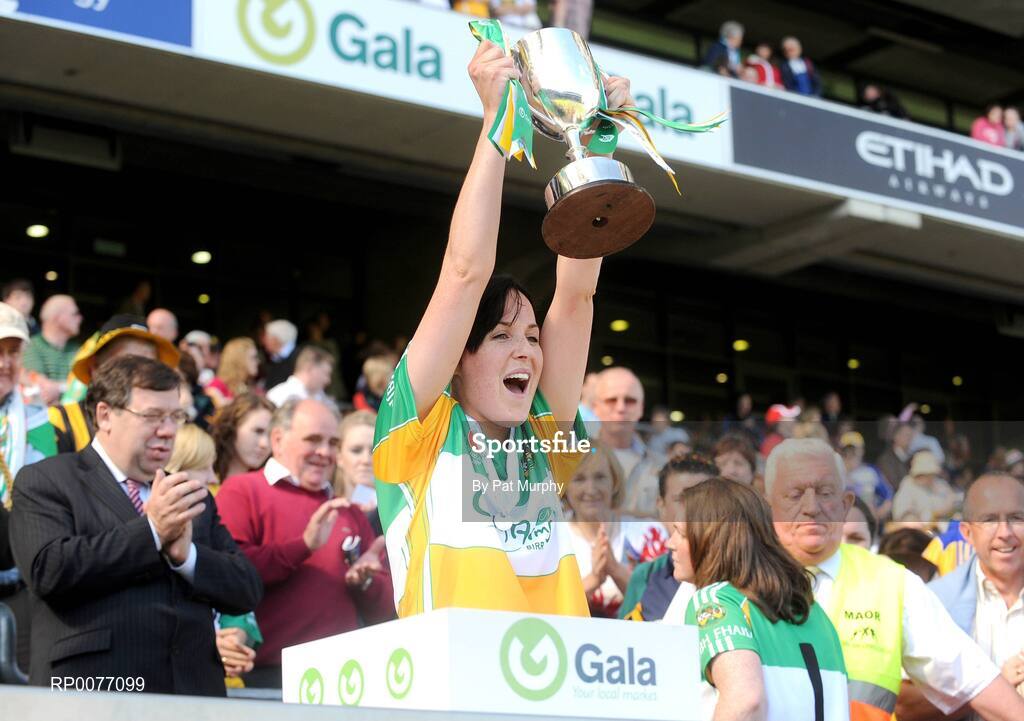 13 September 2009; Offaly captain Marion Crean lifts the New Ireland trophy while An Taoiseach Brian Cowen T.D. looks on at the Gala All-Ireland Camogie Championship Finals. Croke Park, Dublin. Picture credit: Pat Murphy / SPORTSFILE
