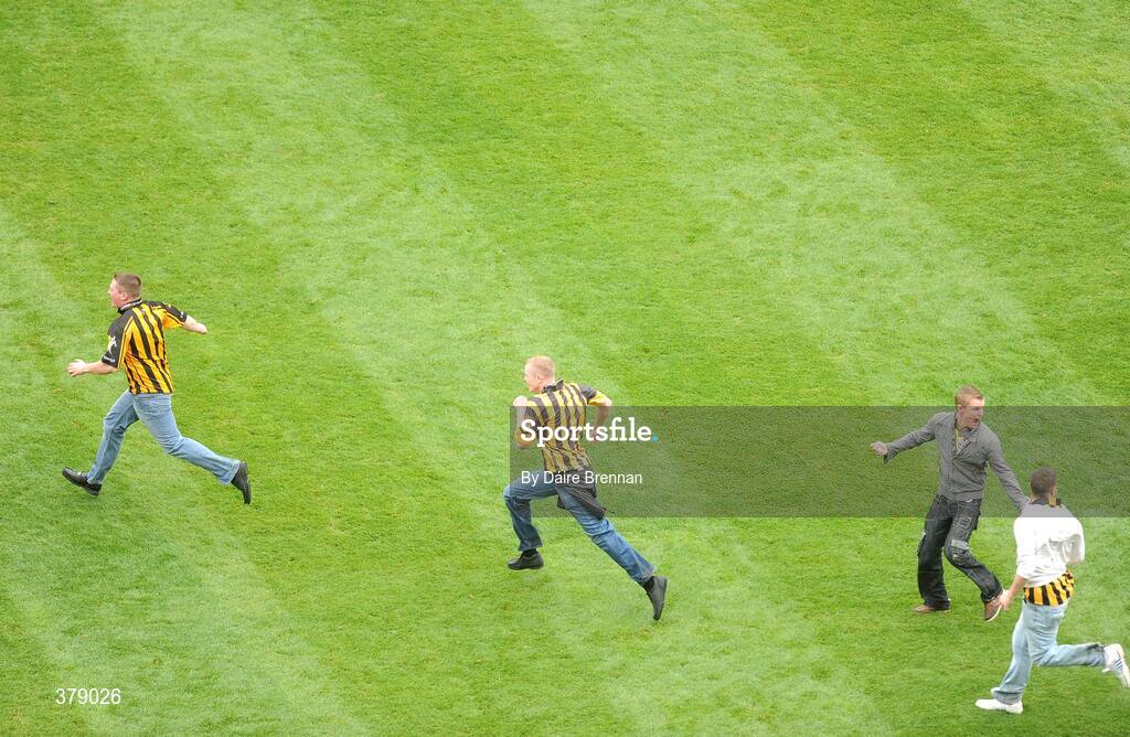6 September 2009; Kilkenny supporters invade the pitch after the game. GAA Hurling All-Ireland Senior Championship Final, Kilkenny v Tipperary, Croke Park, Dublin. Picture credit: Daire Brennan / SPORTSFILE