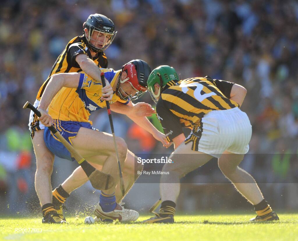 13 September 2009; Darach Honan, Clare, in action against Paddy Noilan and Paul Murphy, 2, Kilkenny. Bord Gais Energy GAA All-Ireland U21 Hurling Championship Final, Clare v Kilkenny, Croke Park, Dublin. Picture credit: Ray McManus / SPORTSFILE