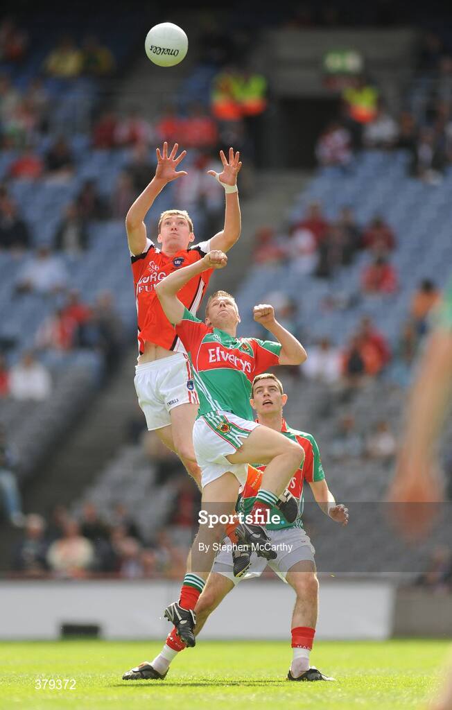 20 September 2009; James Donnelly, Armagh, contests a high ball with Shane McDermott, Mayo, supported by team-mate Aidan Walsh. ESB GAA Football All-Ireland Minor Championship Final, Armagh v Mayo, Croke Park, Dublin. Picture credit: Stephen McCarthy / SPORTSFILE