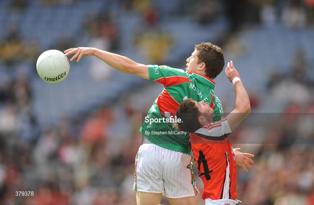20 September 2009; Keith Rogers, Mayo, in action against Kevin Nugent, Armagh. ESB GAA Football All-Ireland Minor Championship Final, Armagh v Mayo, Croke Park, Dublin. Picture credit: Stephen McCarthy / SPORTSFILE